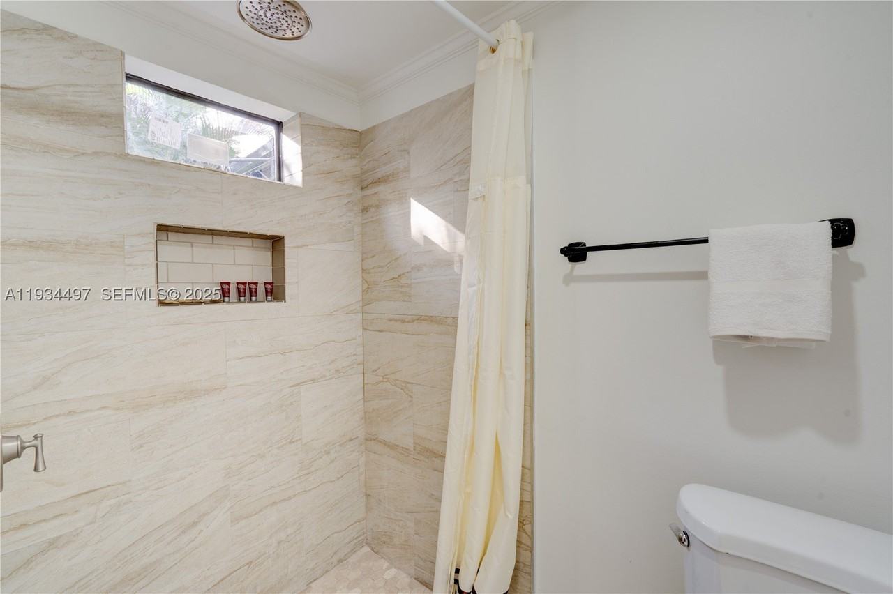347 Ne 110th St - Photo 2 of 6