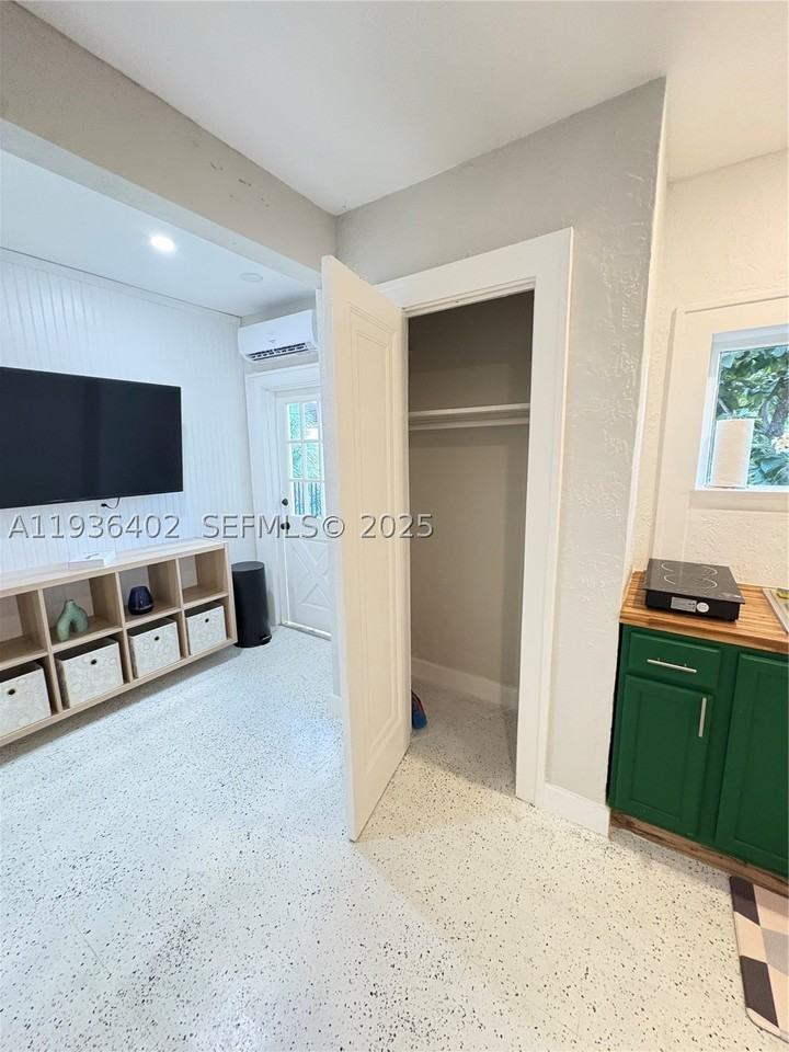 1901 SW SW 9 Street #1 - Photo 4 of 30