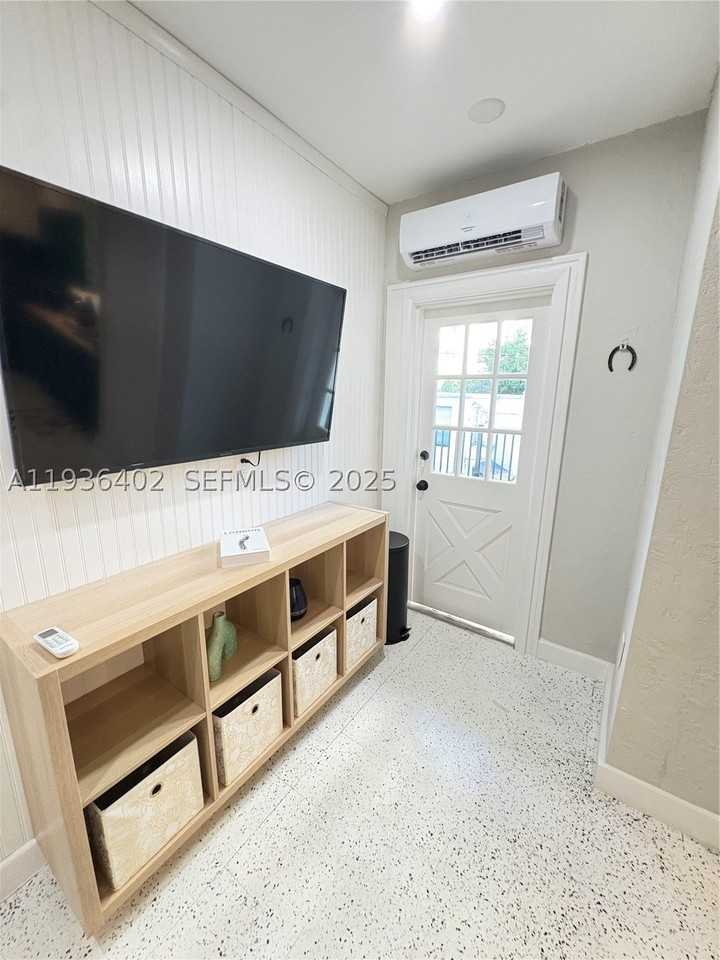 1901 SW SW 9 Street #1 - Photo 7 of 30