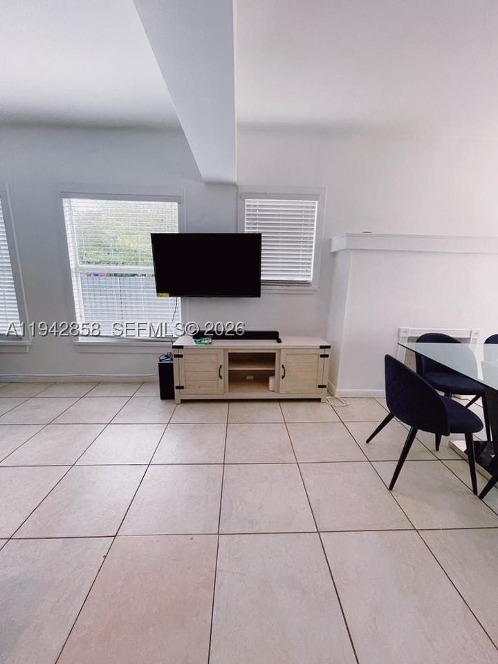 105 Nw 31st St #1 - Photo 5 of 24
