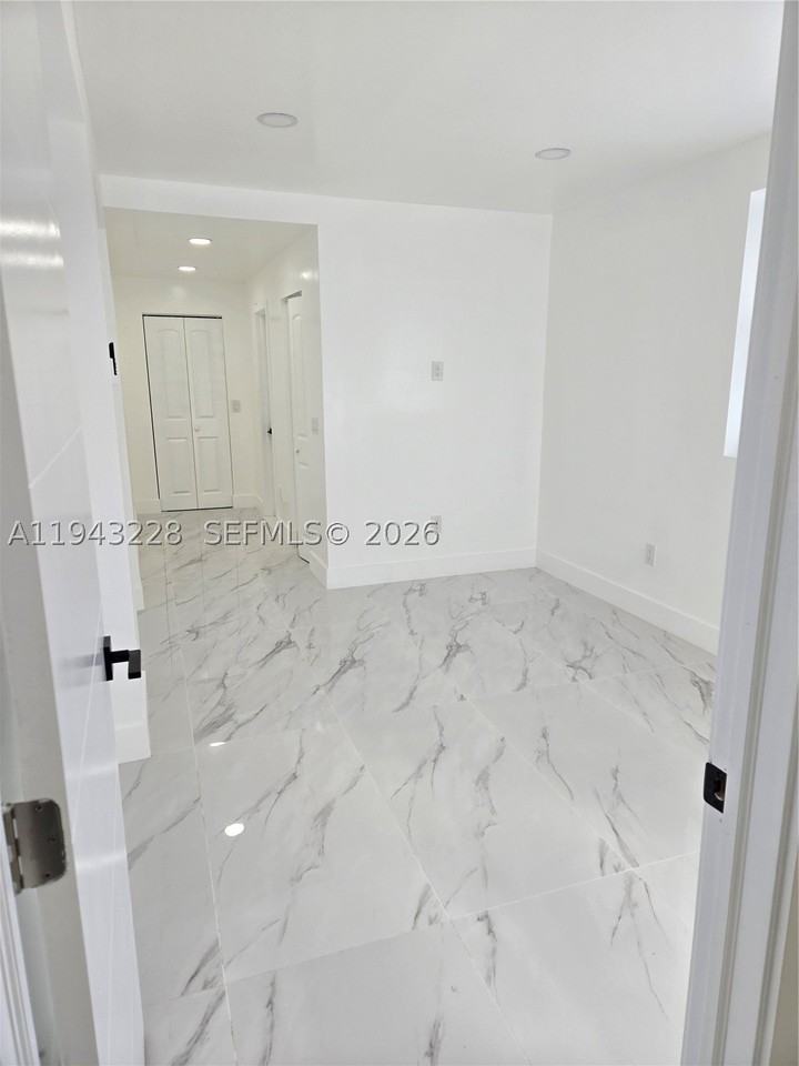 987 Ne 145th St #B - Photo 3 of 11