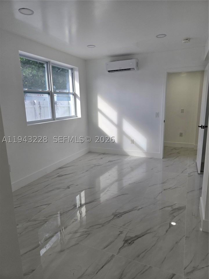 987 Ne 145th St #B - Photo 4 of 11
