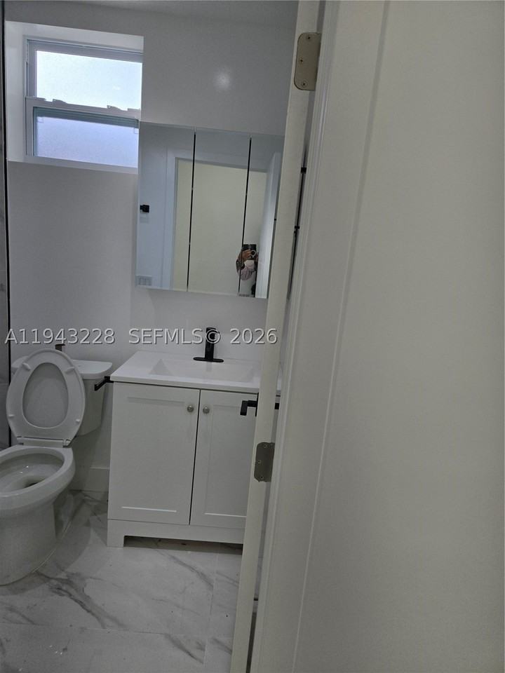 987 Ne 145th St #B - Photo 7 of 11