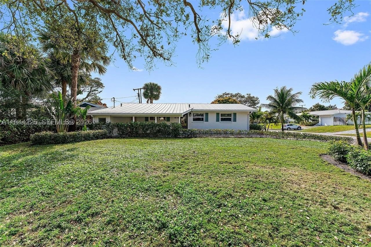 324 Tequesta Dr - Photo 2 of 39