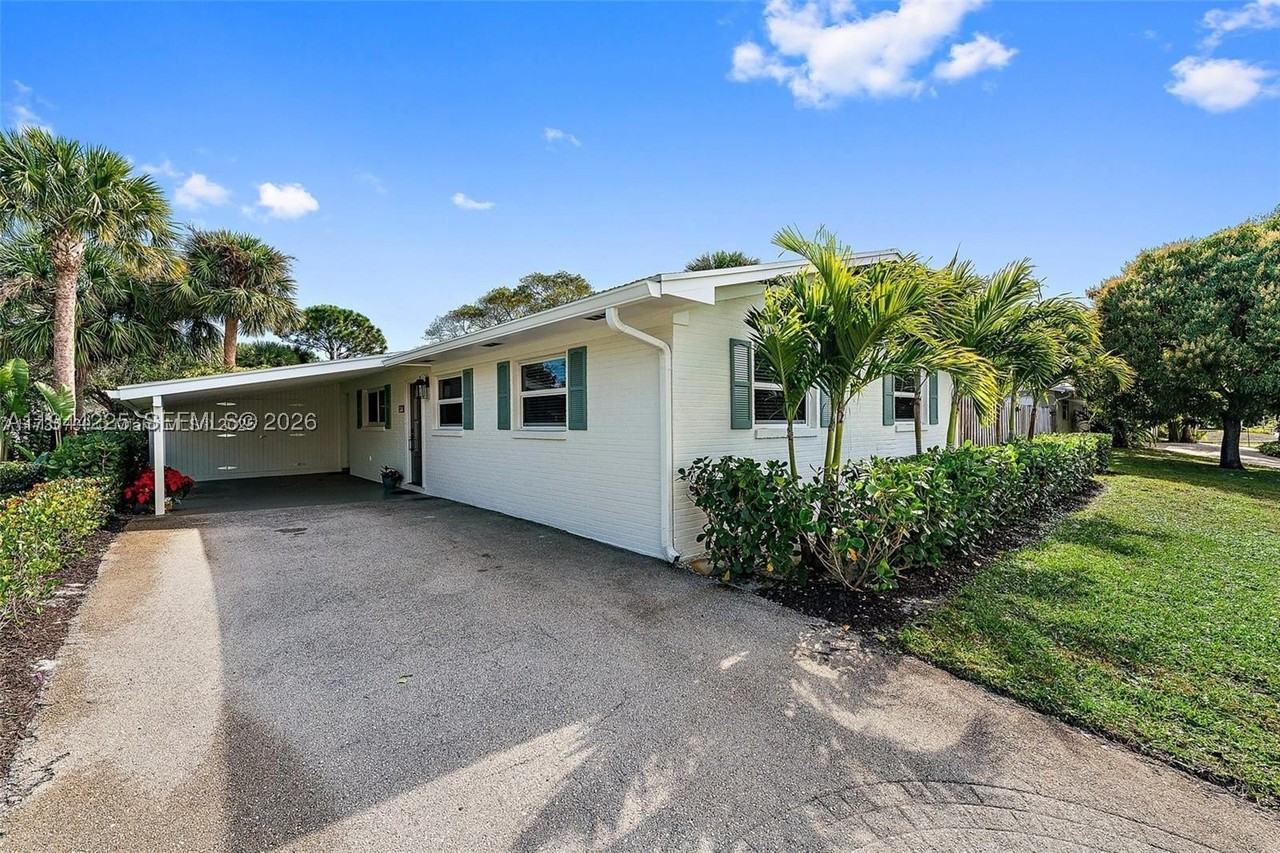 324 Tequesta Dr - Photo 3 of 39