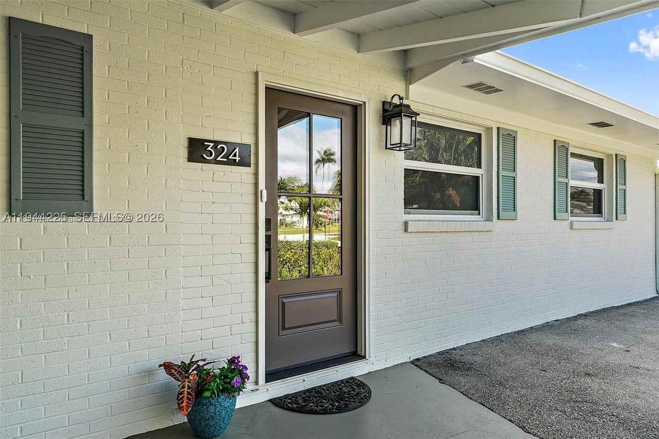 324 Tequesta Dr - Photo 5 of 39