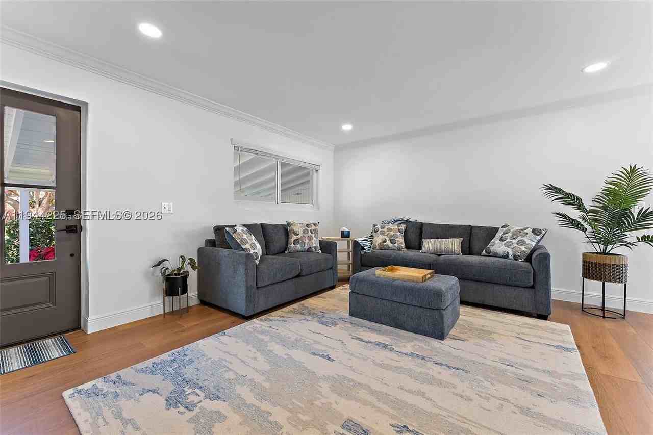 324 Tequesta Dr - Photo 7 of 39