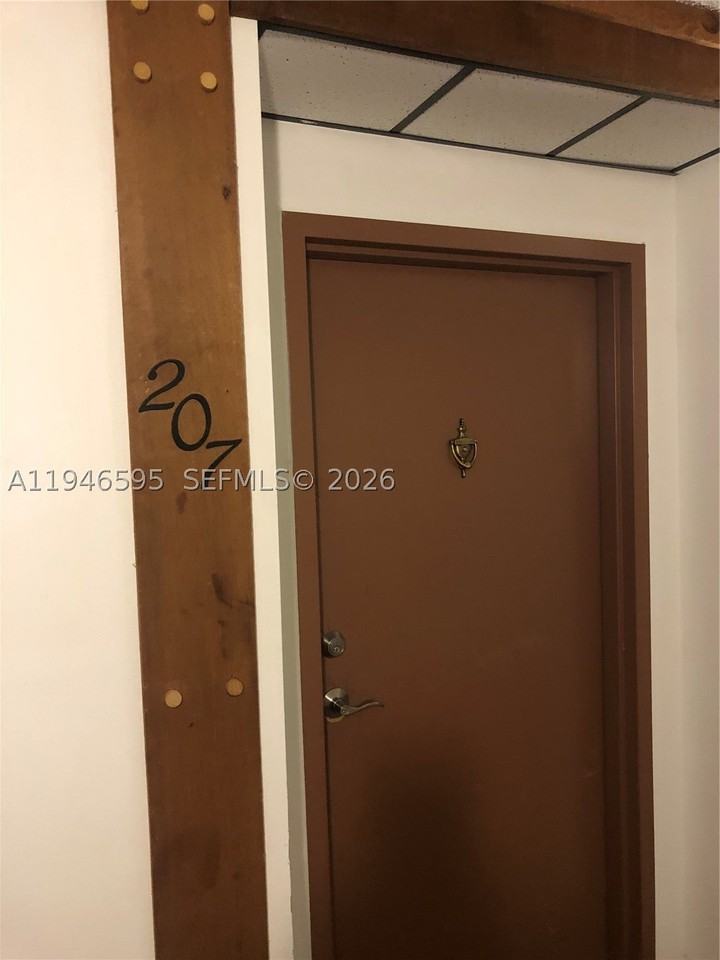210 Lakeview Dr #207 - Photo 3 of 8