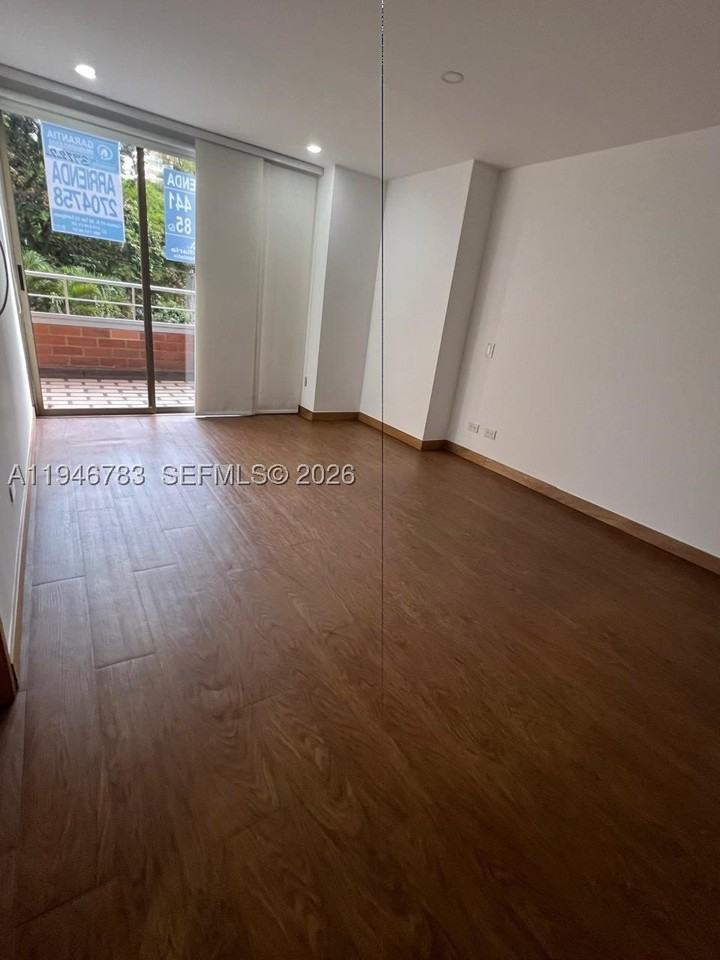 Calle 1 B Sur 38-90 #202 - Photo 3 of 4
