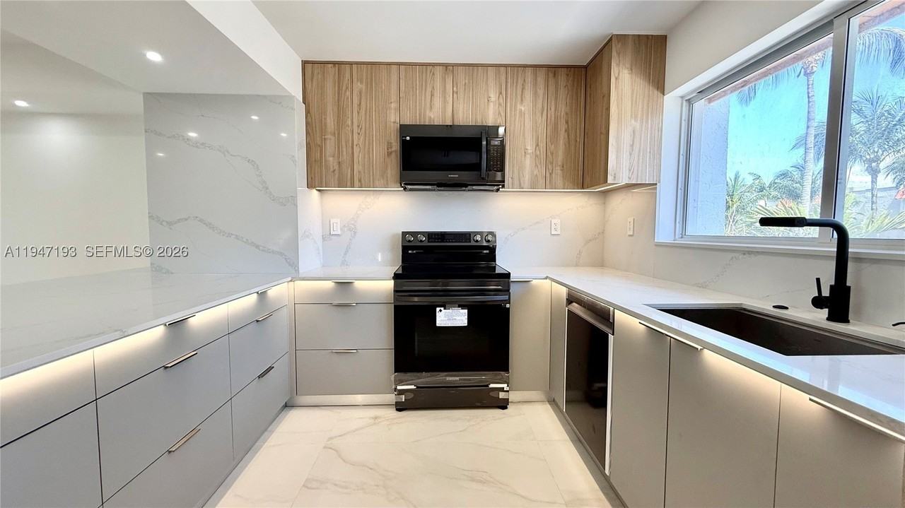 3826 Ne 171st St #3826 - Photo 3 of 40