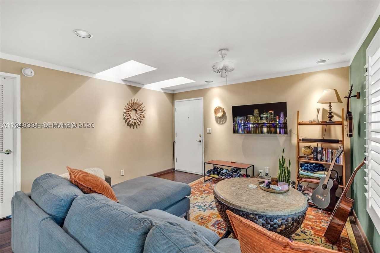320 Se 10th Ave #D - Photo 3 of 12