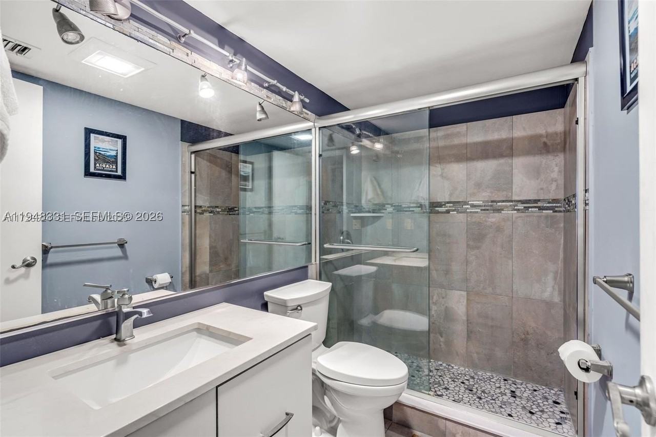 320 Se 10th Ave #D - Photo 5 of 12
