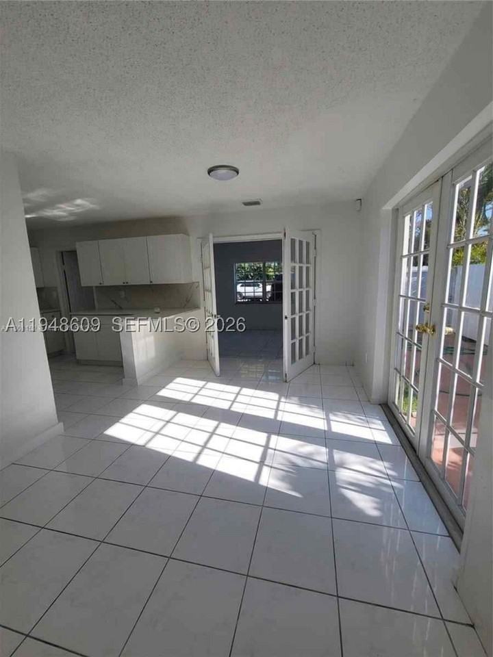 12305 Sw 42nd St - Photo 4 of 11