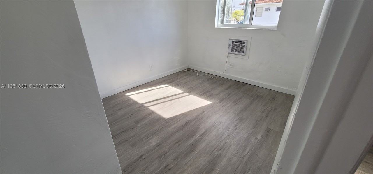 111 Sw 18th Ave #3 - Photo 4 of 17