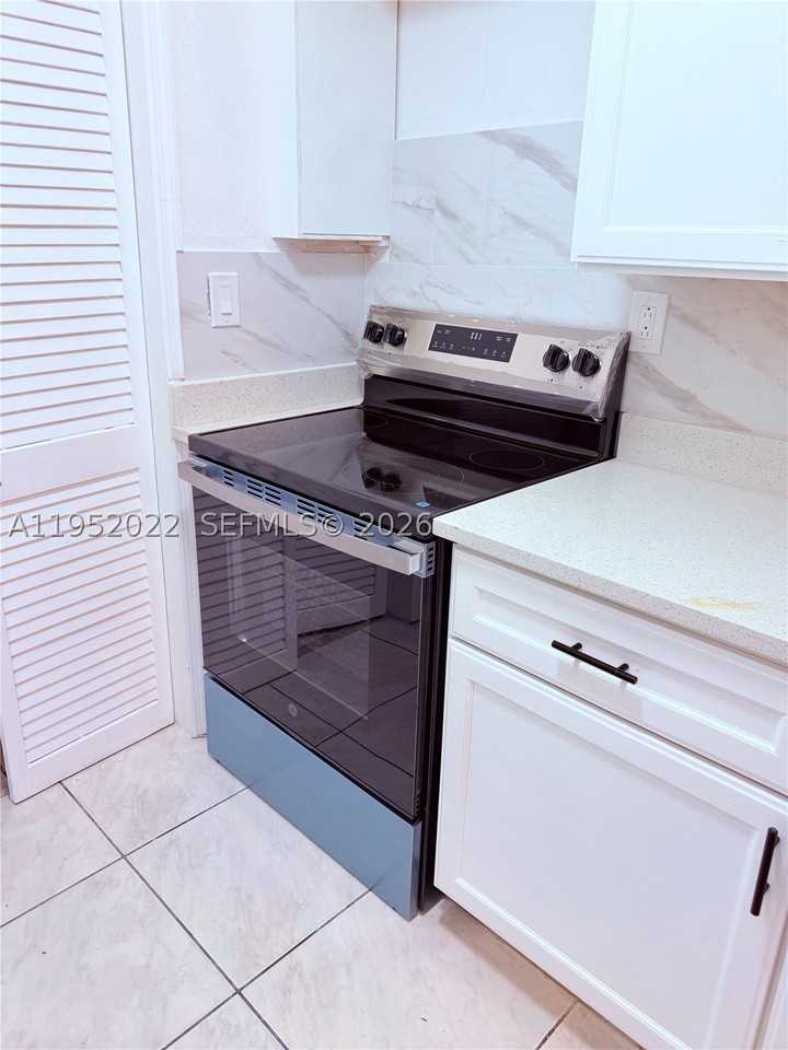 824 Sw 12th Ct #826 - Photo 3 of 22