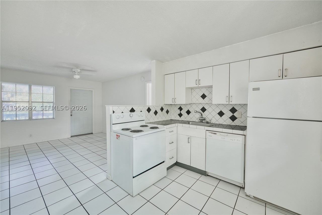 400 Se 31st St #5 - Photo 3 of 19