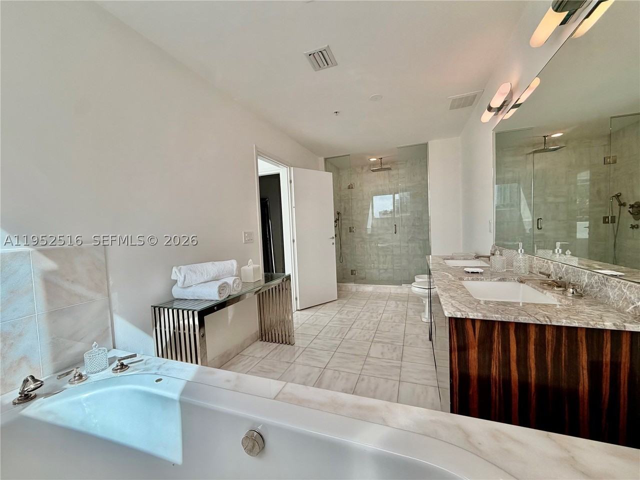 50 S Pointe Dr - Photo 6 of 24