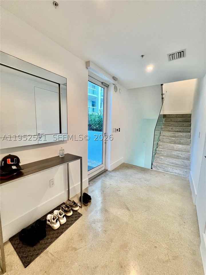50 S Pointe Dr - Photo 2 of 29