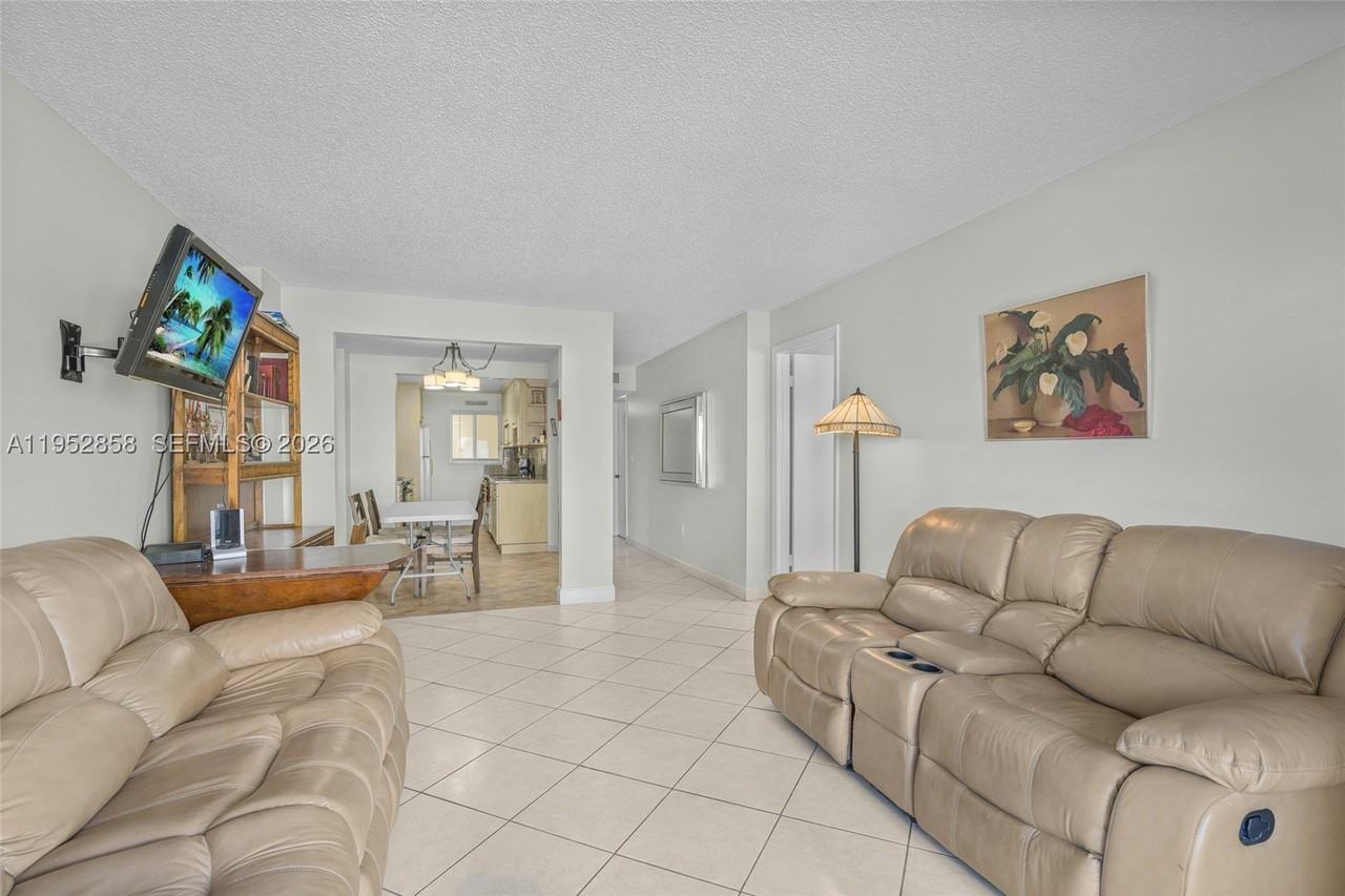 4141 Collins Ave #201 - Photo 5 of 34