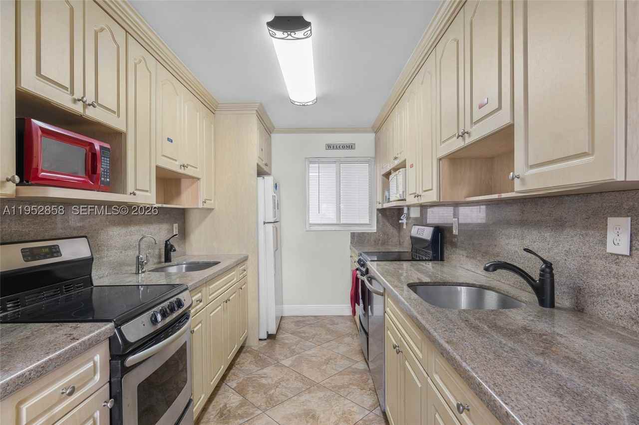 4141 Collins Ave #201 - Photo 6 of 34