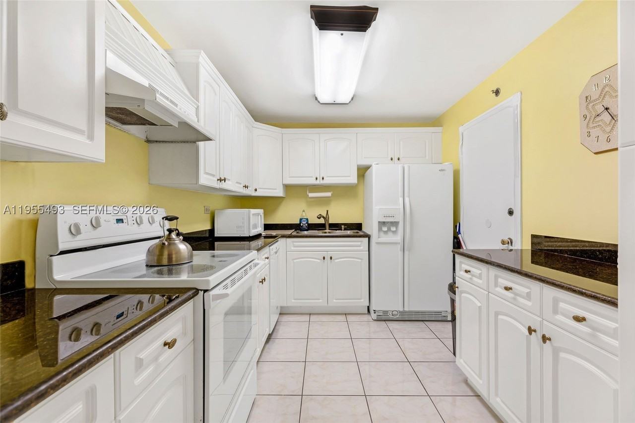 6039 Collins Ave #1206 - Photo 5 of 36