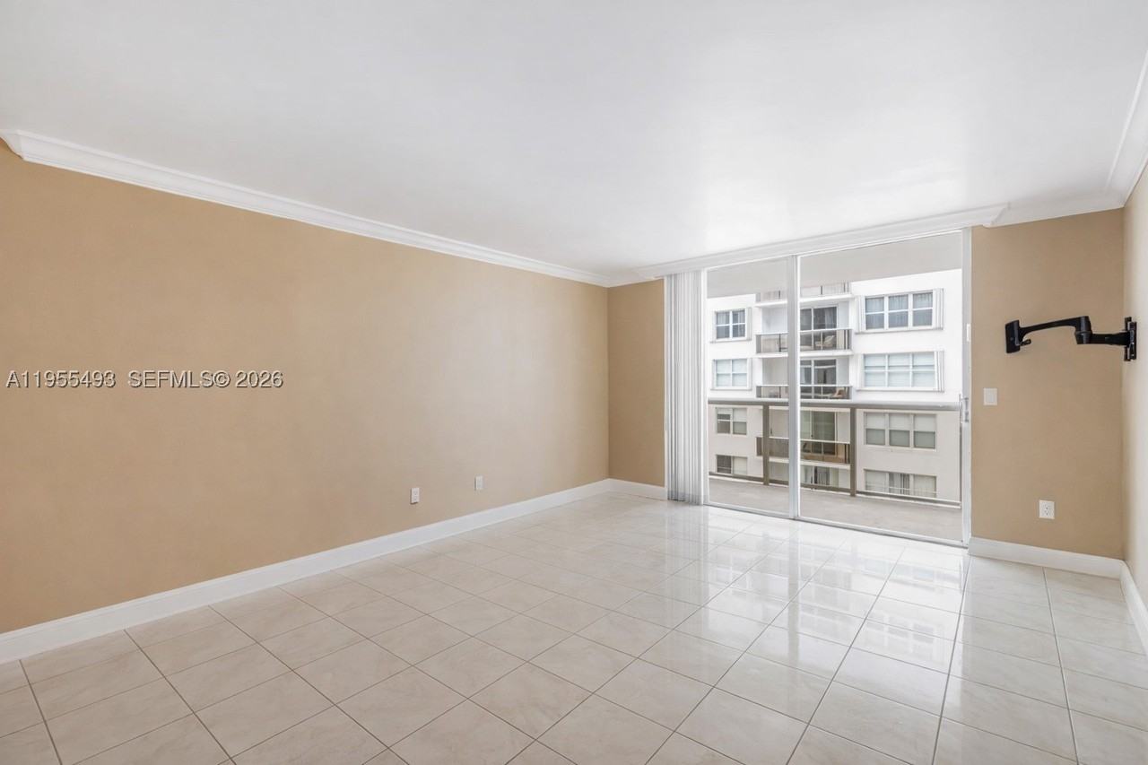6039 Collins Ave #1206 - Photo 7 of 36