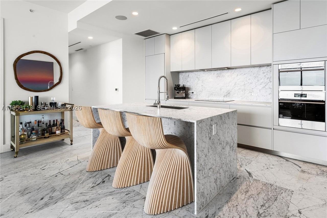5775 Collins Ave #1405 - Photo 6 of 29