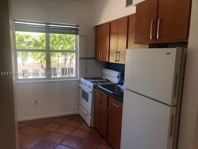 736 13th St #202 - Photo 5 of 6