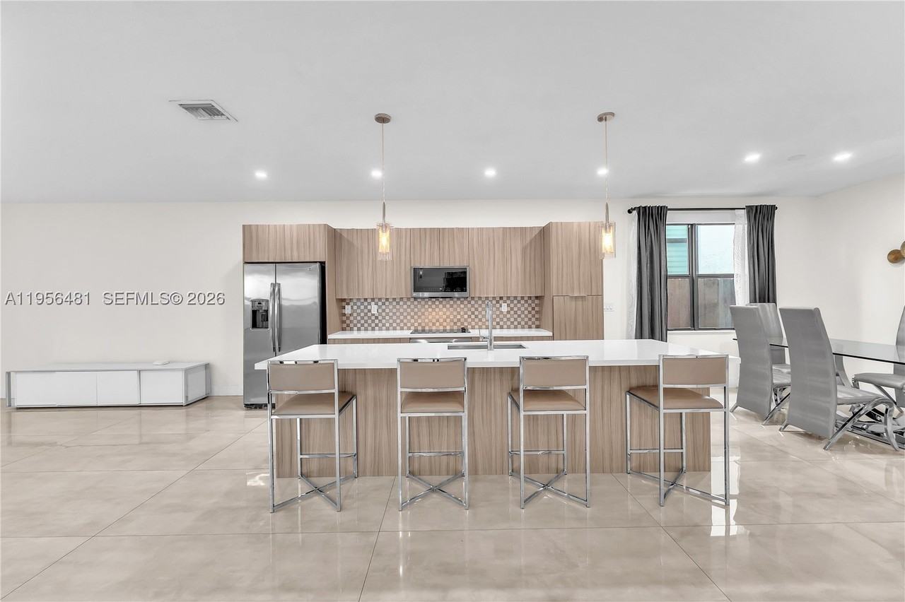 10250 Nw 76th Ter - Photo 4 of 27