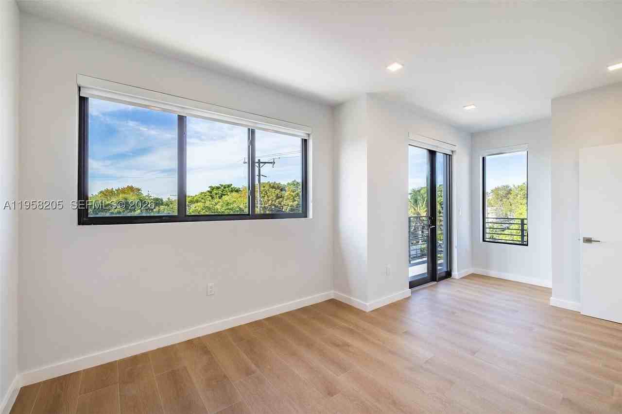 1376 Sw 4th St #401 - Photo 5 of 24
