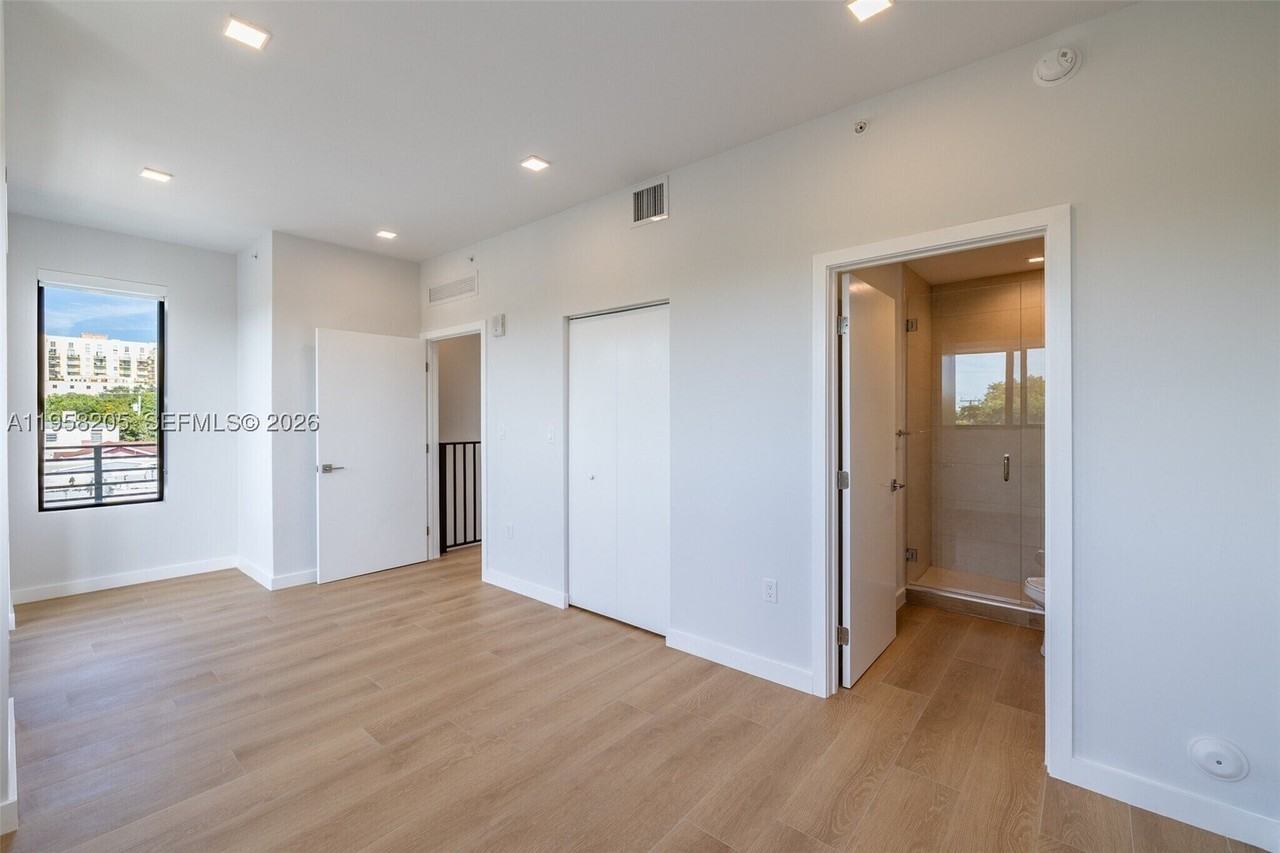 1376 Sw 4th St #401 - Photo 6 of 24