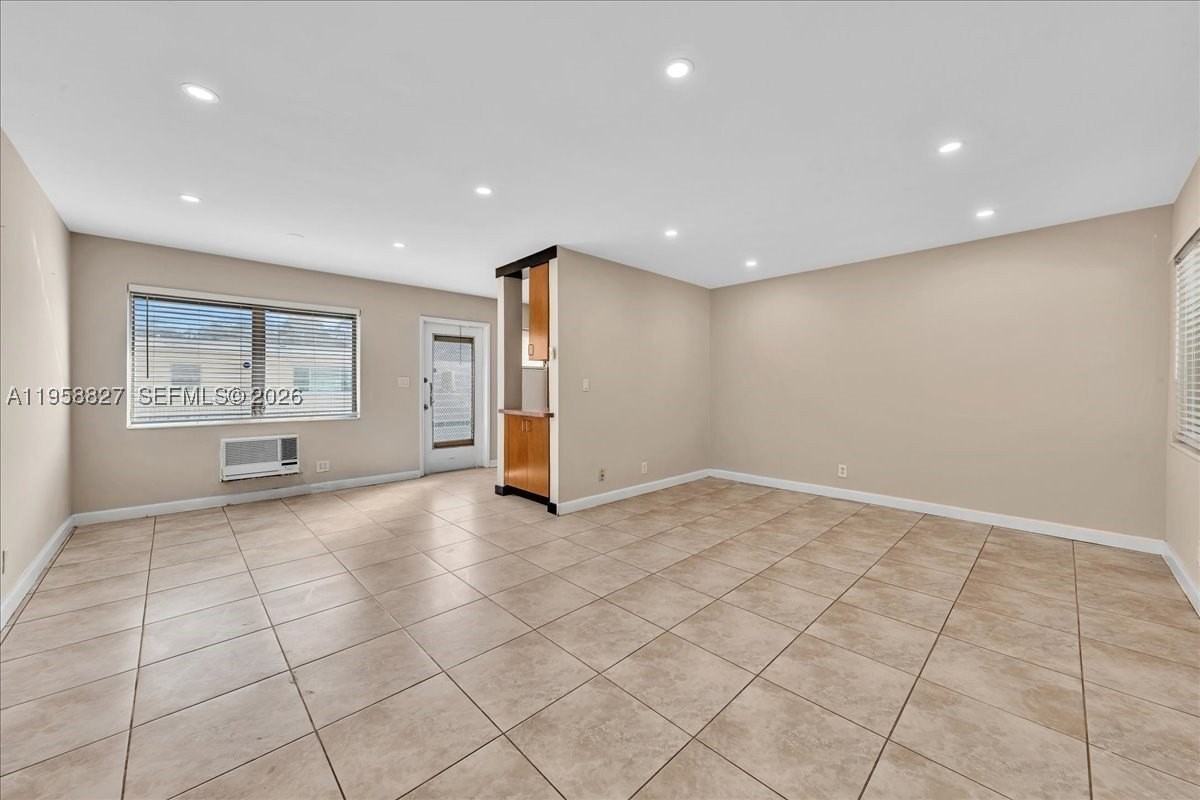 707 S 19th Ave #9 - Photo 4 of 23