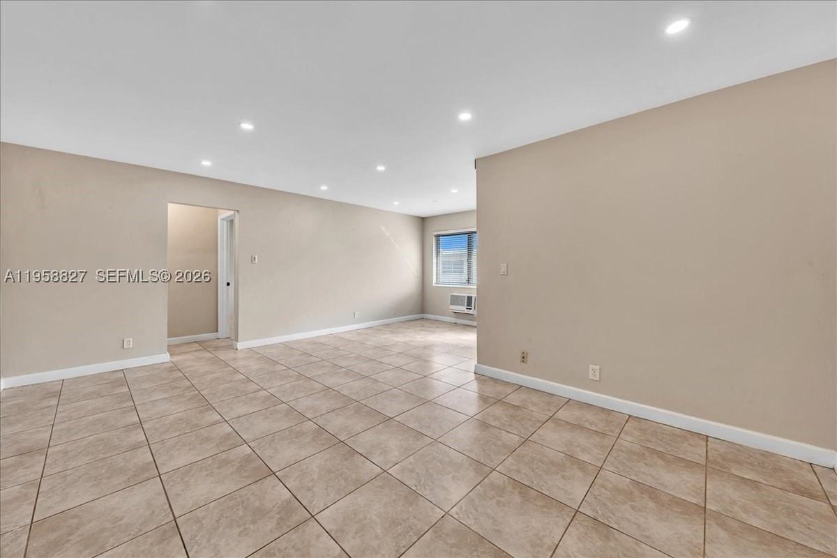 707 S 19th Ave #9 - Photo 5 of 23
