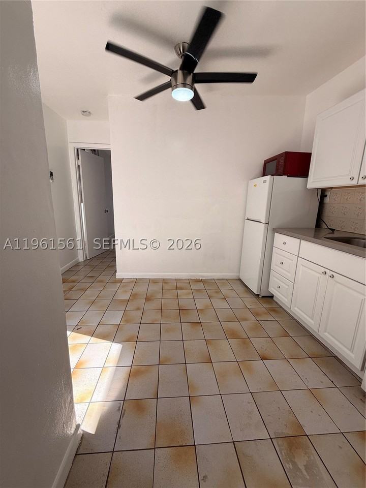 1037 Sw 20th Ave #2 - Photo 3 of 12