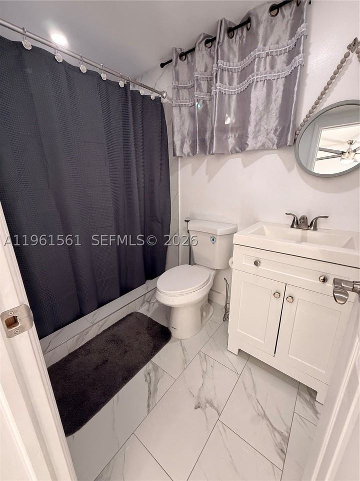 1037 Sw 20th Ave #2 - Photo 4 of 12