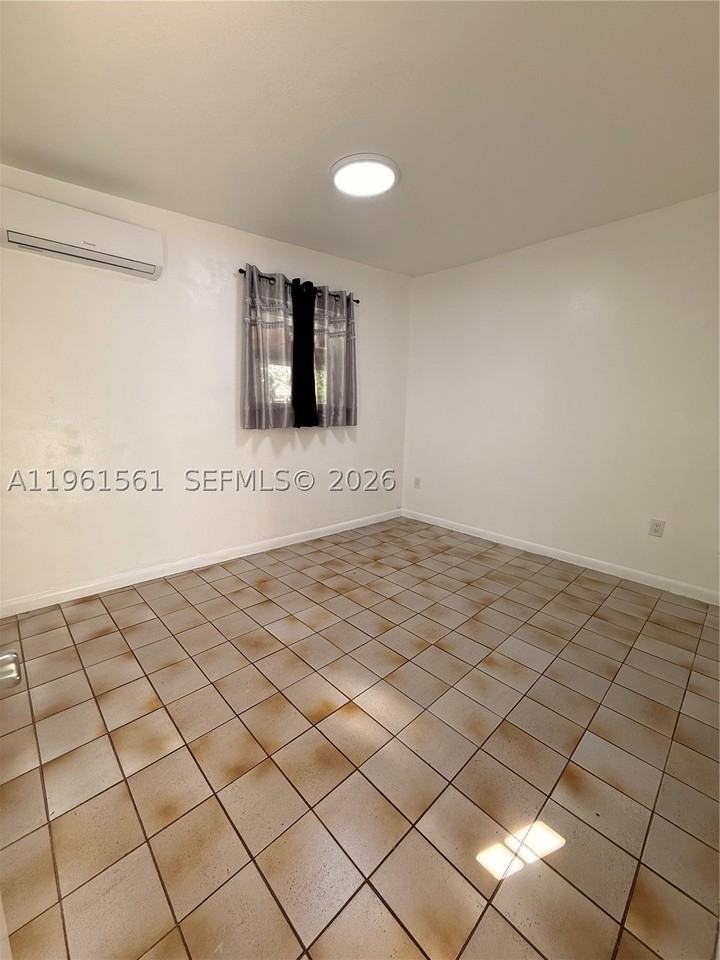 1037 Sw 20th Ave #2 - Photo 6 of 12