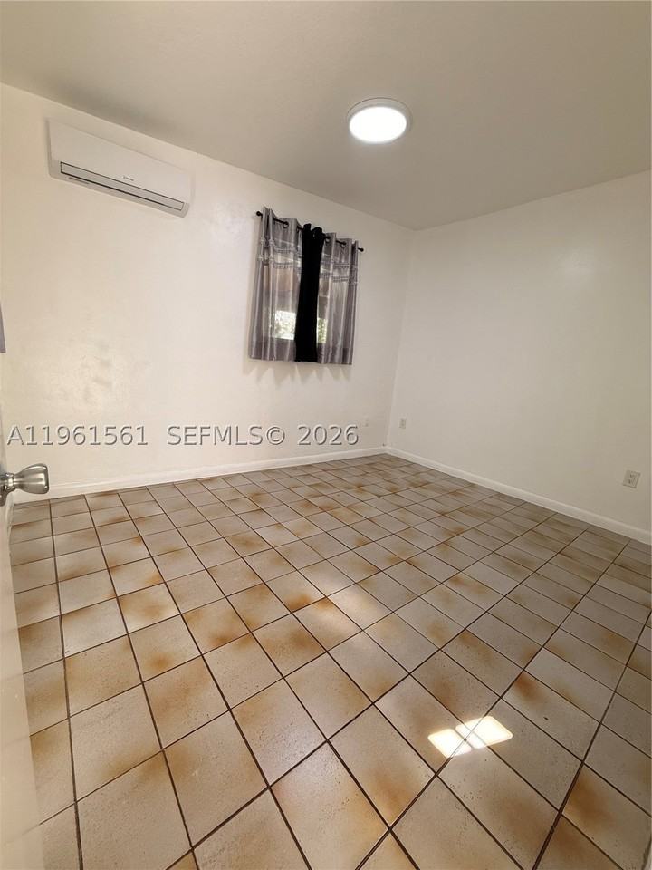 1037 Sw 20th Ave #2 - Photo 7 of 12