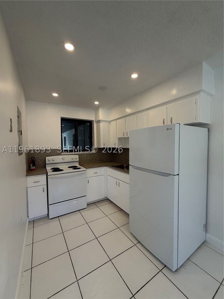 17150 Ne 23rd Ave #10 - Photo 2 of 14