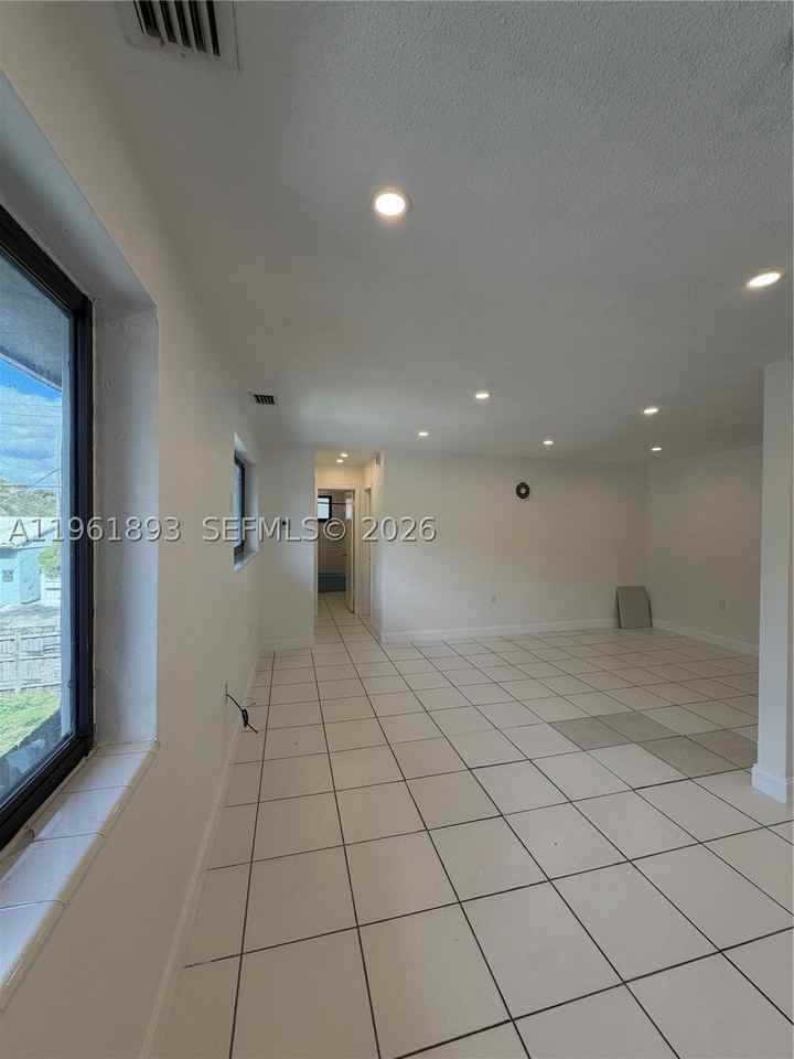 17150 Ne 23rd Ave #10 - Photo 3 of 14
