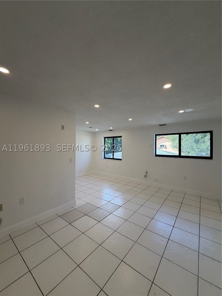 17150 Ne 23rd Ave #10 - Photo 4 of 14