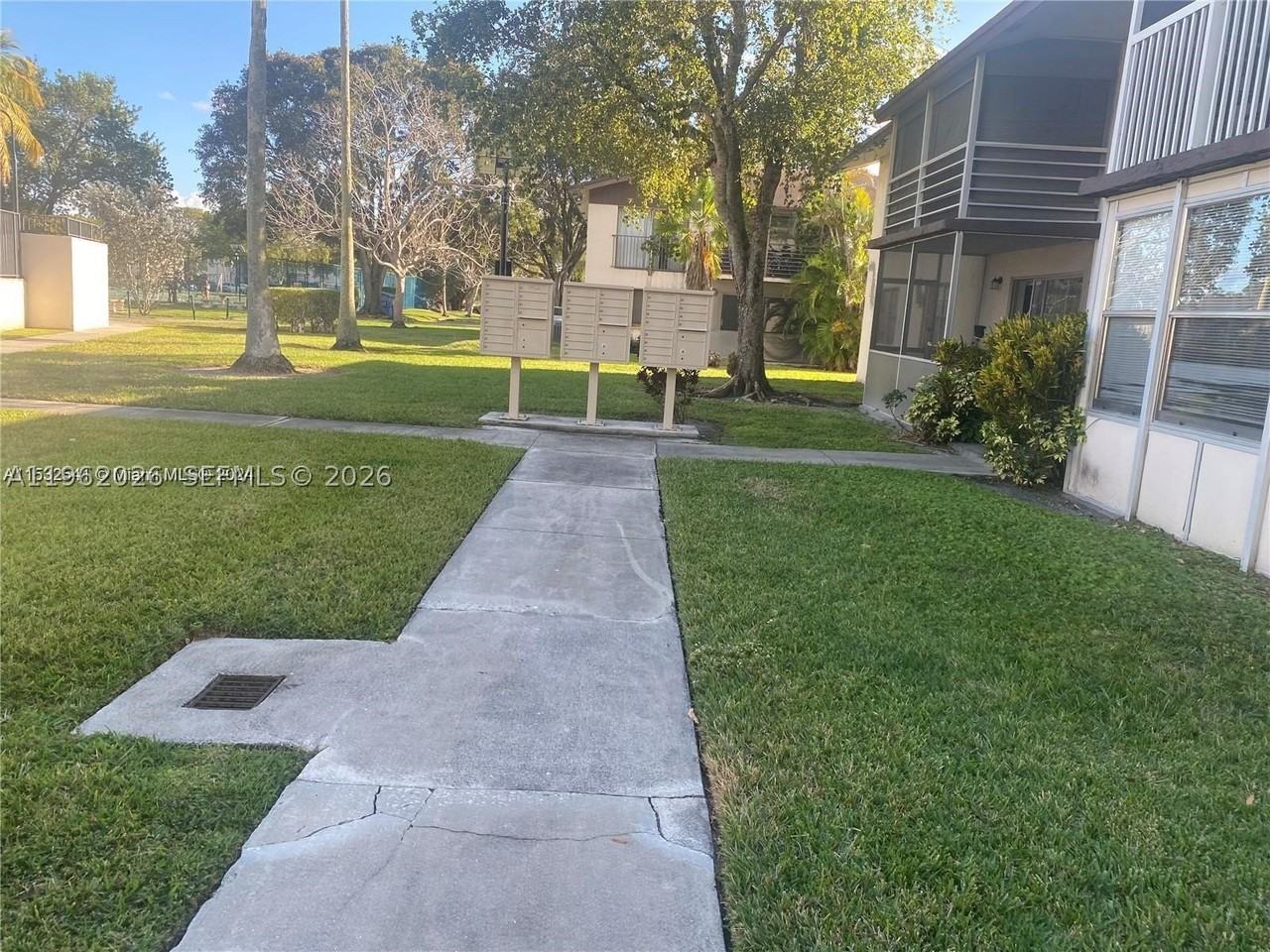 335 W Laurel Dr #1M