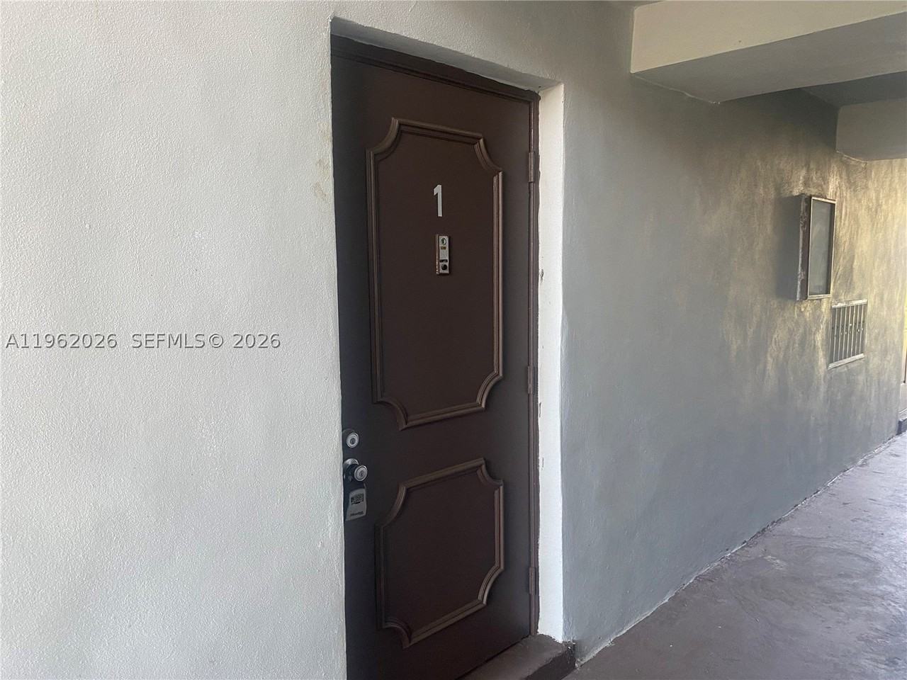 335 W Laurel Dr #1M - Photo 2 of 27