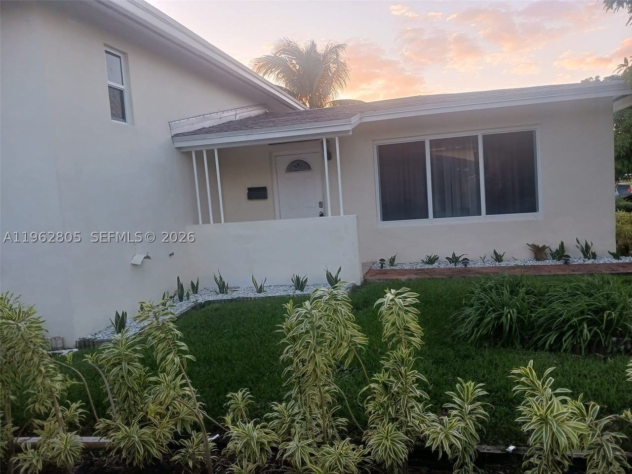 1260 Ne 200th Ter - Photo 4 of 50
