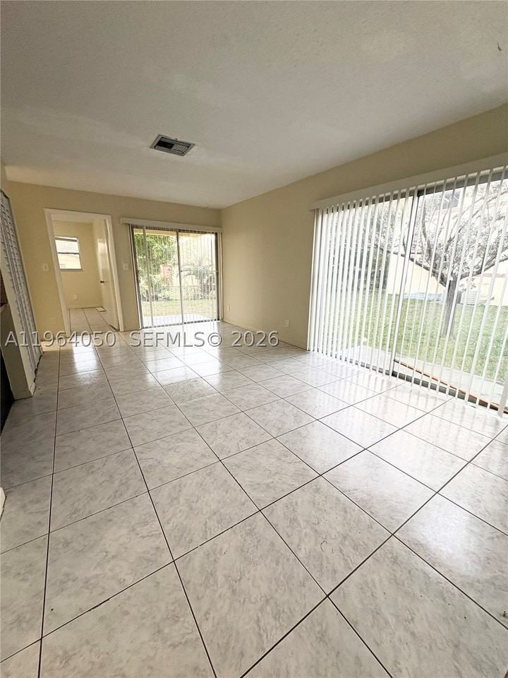 813 Sw 10th St #B - Photo 2 of 7