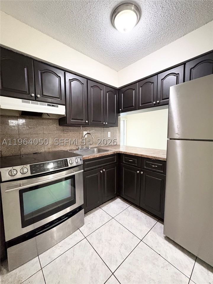 813 Sw 10th St #B - Photo 3 of 7