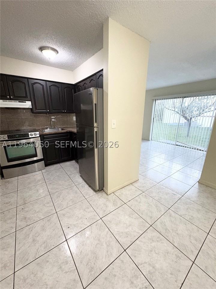 813 Sw 10th St #B - Photo 4 of 7