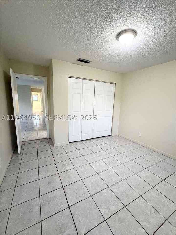 813 Sw 10th St #B - Photo 5 of 7