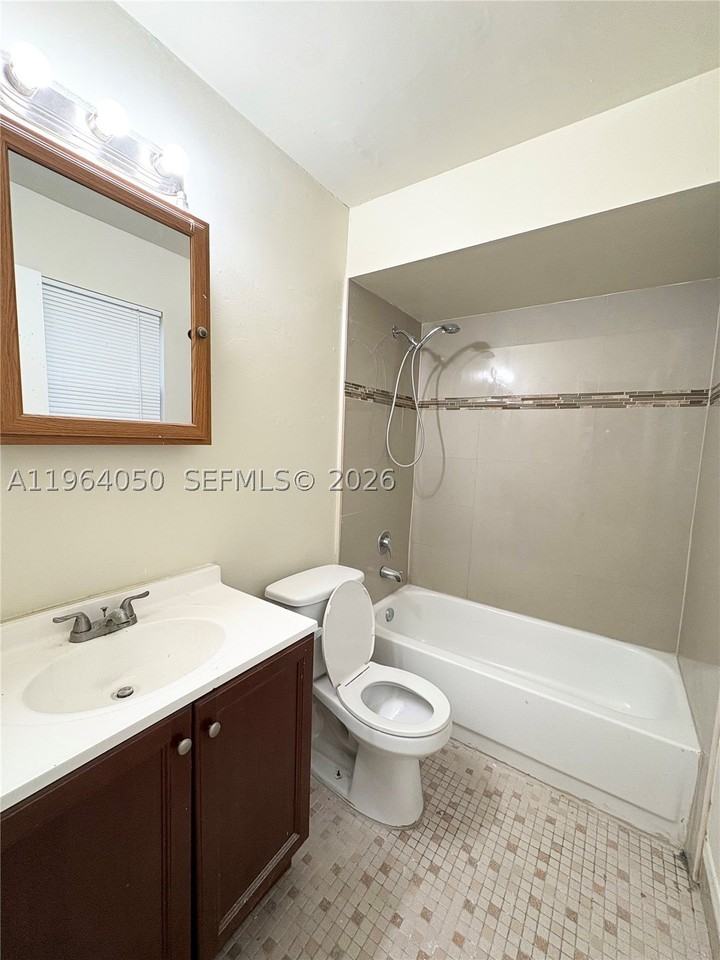 813 Sw 10th St #B - Photo 6 of 7