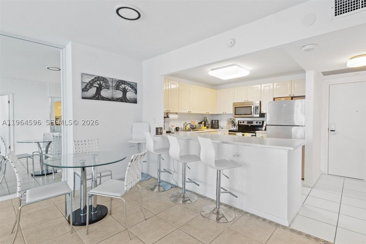 2301 Collins Ave #504 - Photo 6 of 36