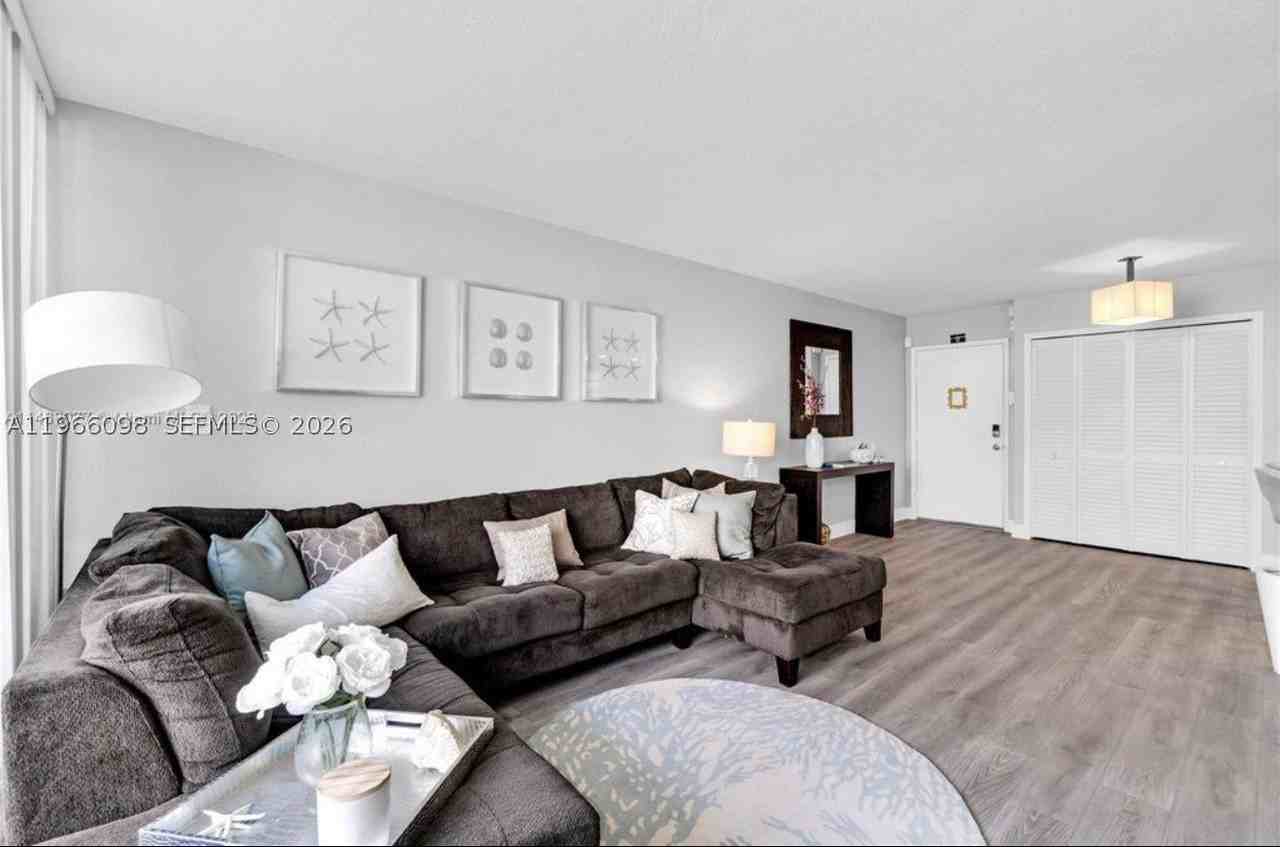 830 Nw 87th Ave #303 - Photo 4 of 26